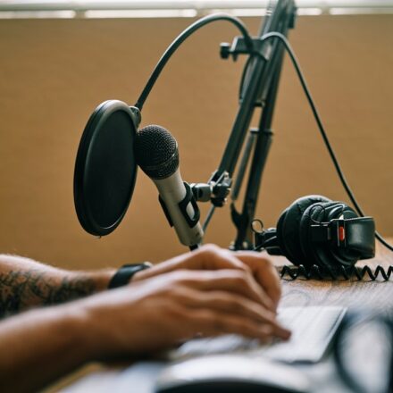 ai voiceover side hustle for beginners