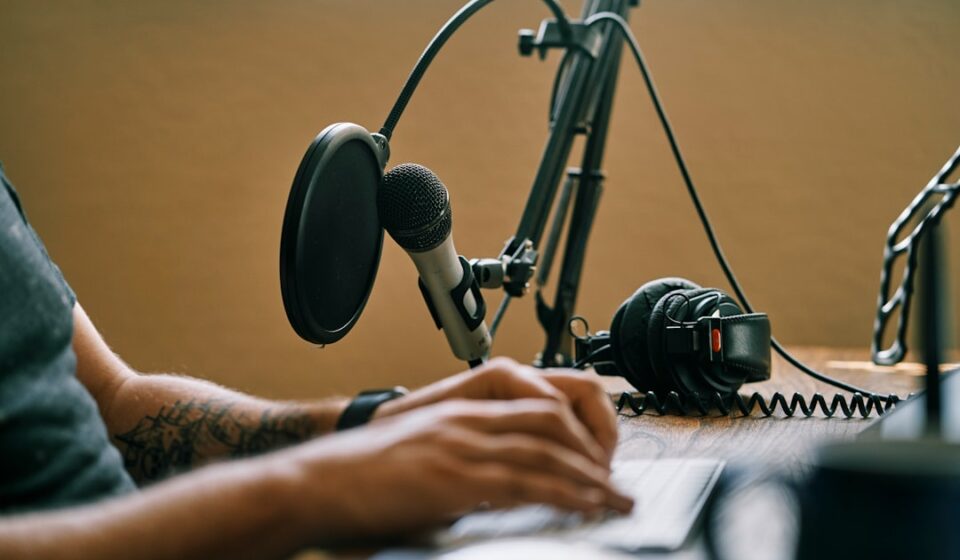 AI Voiceover Side Hustle: How Beginners Get Their First Paid Job (2026) ai voiceover side hustle for beginners